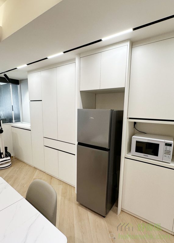 客廳的天花設計以高低層次為主，增添空間感與視覺層次，軌道燈的應用則讓日常生活更添靈活性。燈光位置可隨時調整，將來也可以更換不同的燈組，無論是聚焦於餐桌、梳化區，都能輕鬆實現。