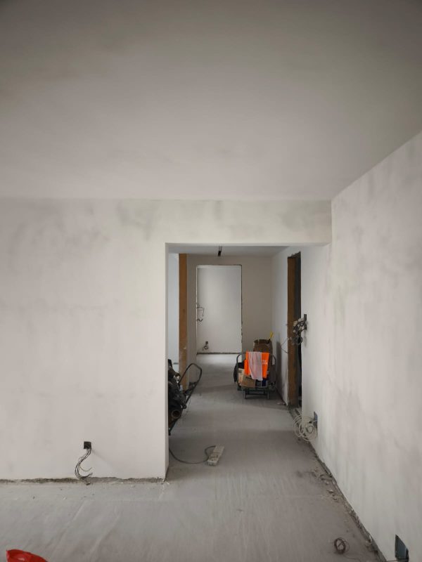 舊屋翻新想邊角位更加直，線條俐落，陽角位可以加膠角才再批灰，以增加垂直度。