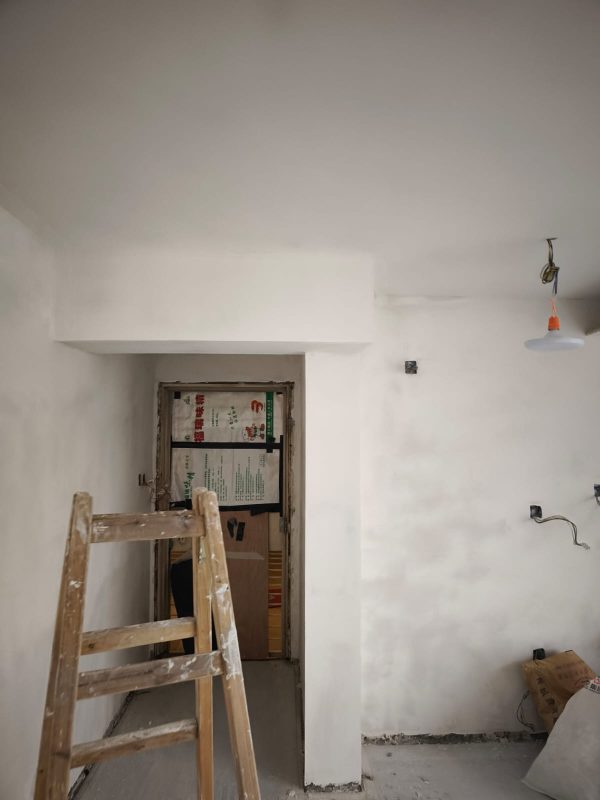 舊屋翻新想邊角位更加直，線條俐落，陽角位可以加膠角才再批灰，以增加垂直度。