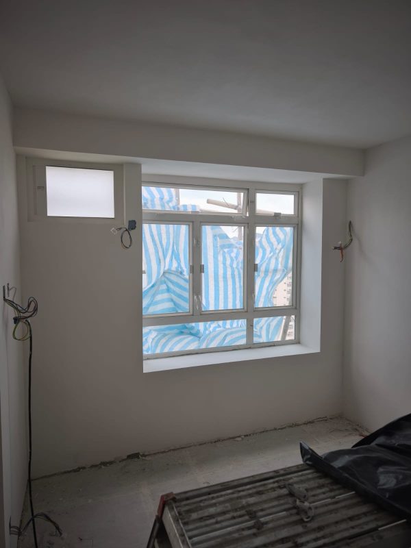 舊屋翻新想邊角位更加直，線條俐落，陽角位可以加膠角才再批灰，以增加垂直度。