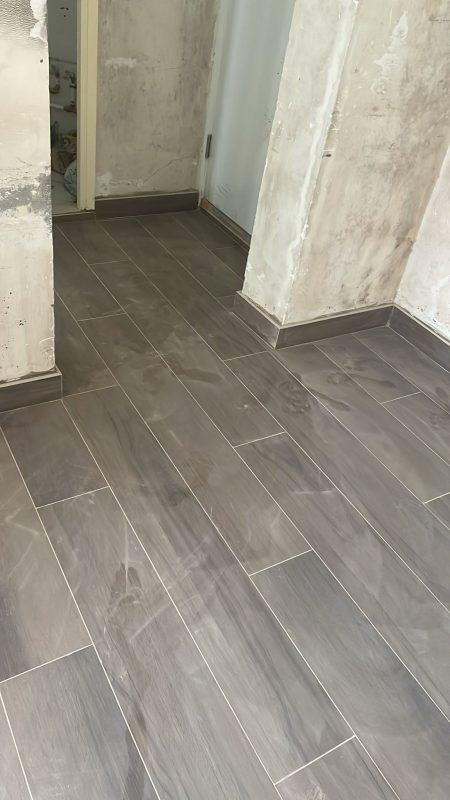 旺角海富苑泥水工程— 客廳及房間鋪木紋磚 (亂工鋪)！木紋磚防水防潮，容易打理及清潔，使用壽命都比木地板及石塑地板長。