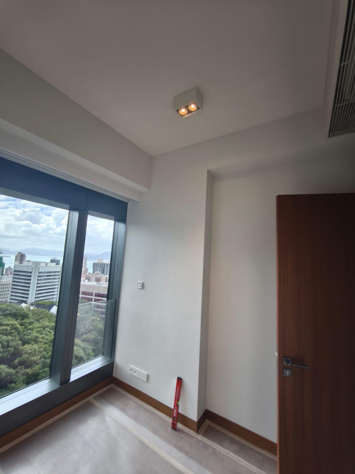 西半山大學閣全屋剷底批灰貼牆布工程完工實拍！想追求一個有質感的家，可以選擇貼牆布代替油漆，價錢雖然較貴，但牆布做到微立體的花紋效果，在燈光的照射下，不同角度會展現不同的美感。