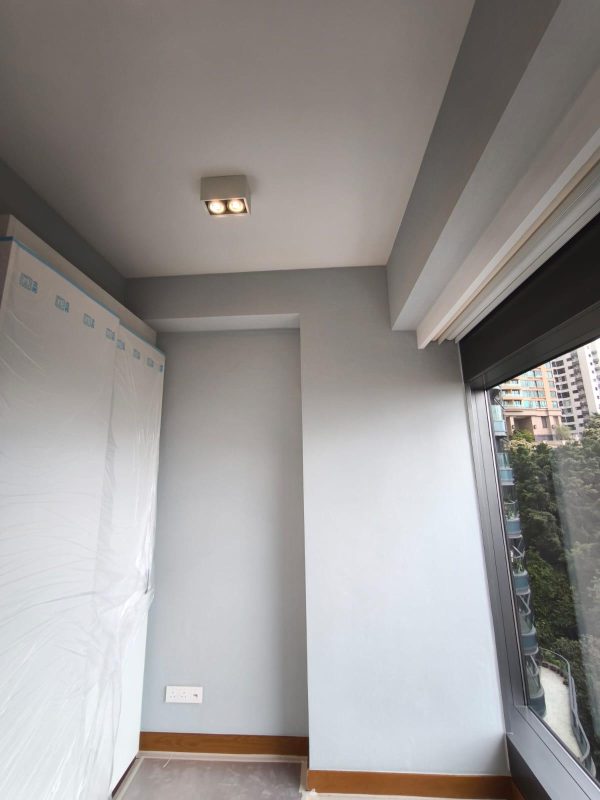 西半山大學閣全屋剷底批灰貼牆布工程完工實拍！想追求一個有質感的家，可以選擇貼牆布代替油漆，價錢雖然較貴，但牆布做到微立體的花紋效果，在燈光的照射下，不同角度會展現不同的美感。