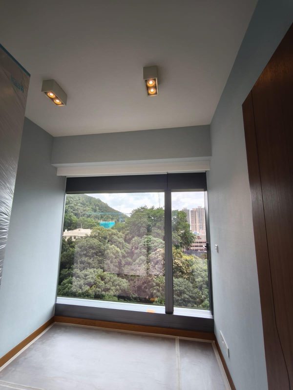 西半山大學閣全屋剷底批灰貼牆布工程完工實拍！想追求一個有質感的家，可以選擇貼牆布代替油漆，價錢雖然較貴，但牆布做到微立體的花紋效果，在燈光的照射下，不同角度會展現不同的美感。