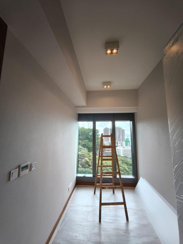 西半山大學閣全屋剷底批灰貼牆布工程完工實拍！想追求一個有質感的家，可以選擇貼牆布代替油漆，價錢雖然較貴，但牆布做到微立體的花紋效果，在燈光的照射下，不同角度會展現不同的美感。