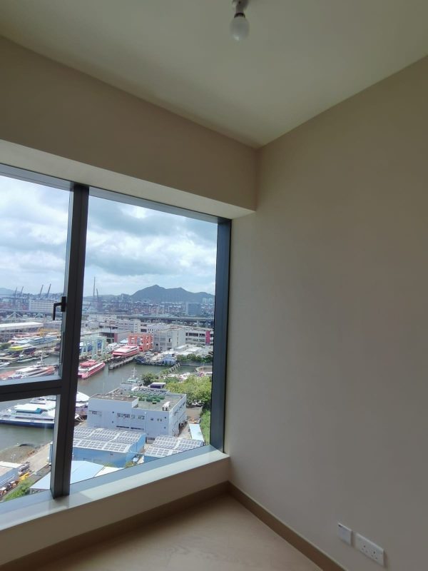 硅藻泥施工現場實拍。硅藻泥近年成成為裝修新寵兒，選擇以淺色為主，可以髹出獨特的質感，無論是簡約風抑或現代風家居風格都配搭得到。