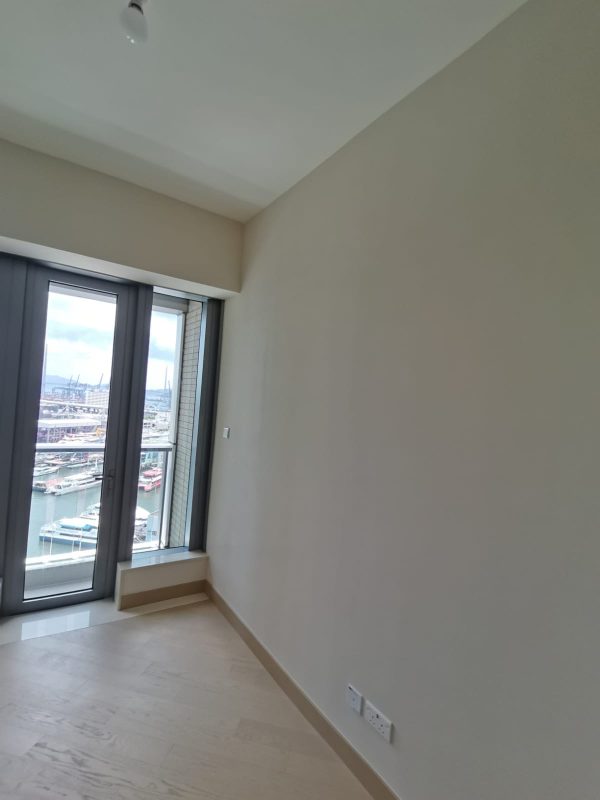 硅藻泥施工現場實拍。硅藻泥近年成成為裝修新寵兒，選擇以淺色為主，可以髹出獨特的質感，無論是簡約風抑或現代風家居風格都配搭得到。