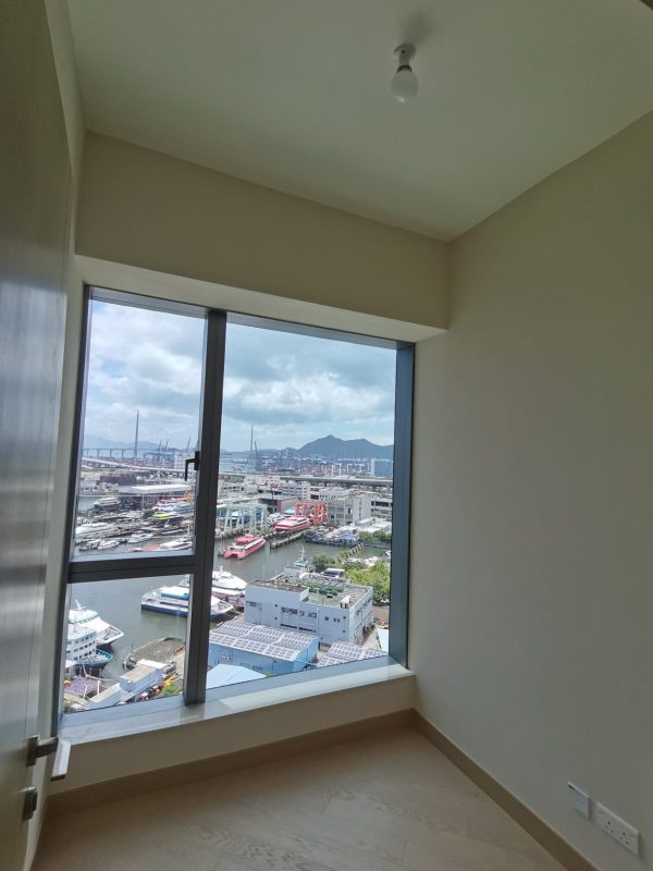 硅藻泥施工現場實拍。硅藻泥近年成成為裝修新寵兒，選擇以淺色為主，可以髹出獨特的質感，無論是簡約風抑或現代風家居風格都配搭得到。