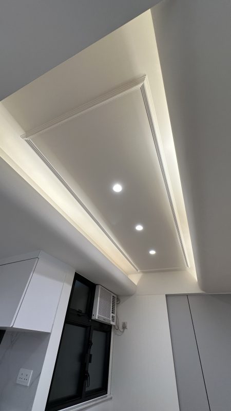 客廳燈槽及假天花工程連軌道燈大功告成，不同空間做不同款式的燈糟及假天花都可以，可以與設計師傾傾。