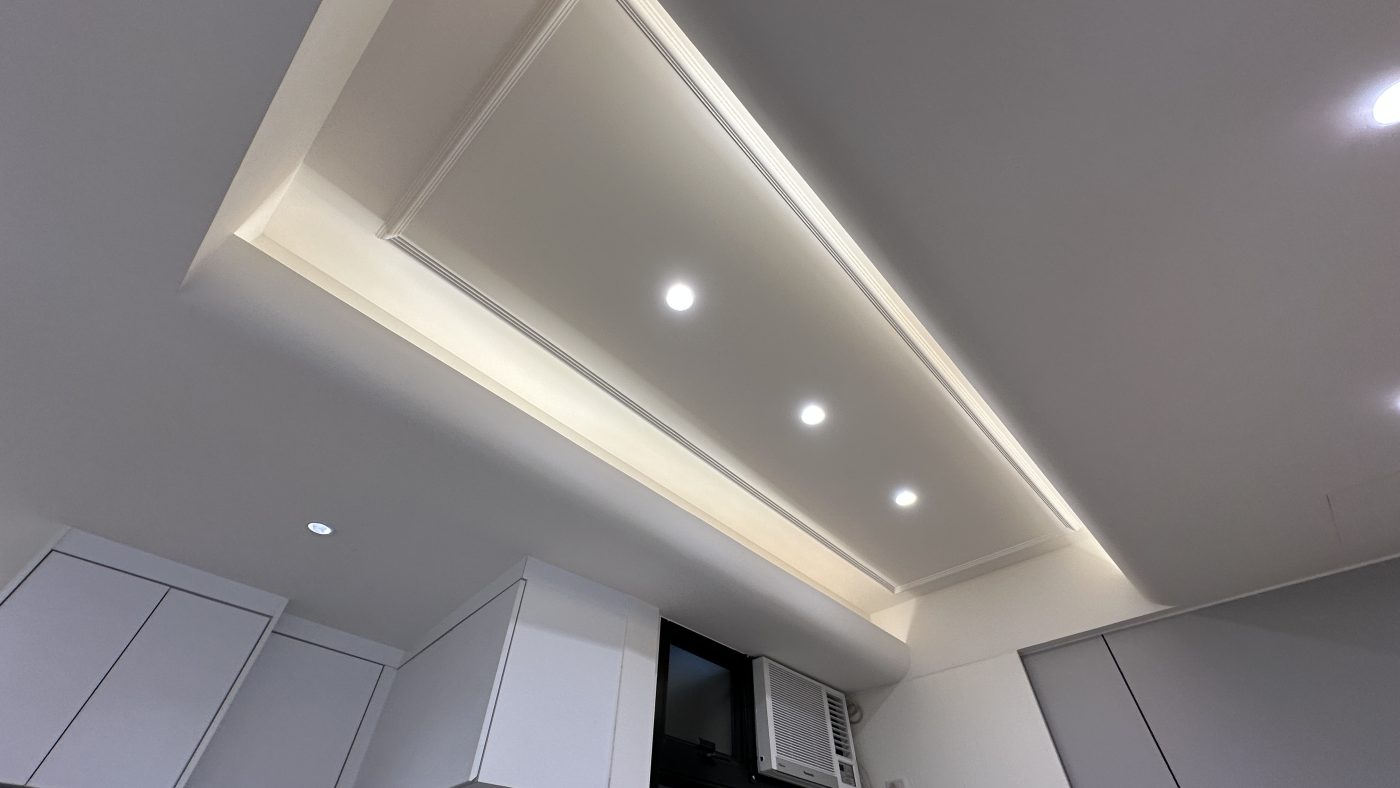 客廳燈槽及假天花工程連軌道燈大功告成，不同空間做不同款式的燈糟及假天花都可以，可以與設計師傾傾。