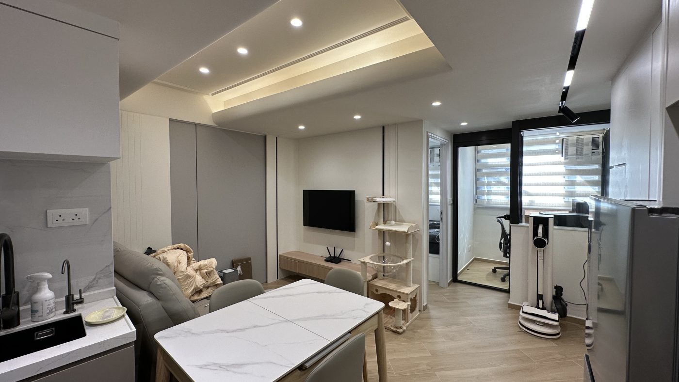 客廳燈槽及假天花工程連軌道燈大功告成，不同空間做不同款式的燈糟及假天花都可以，可以與設計師傾傾。