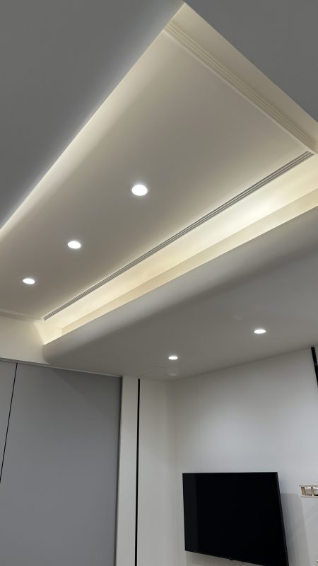客廳燈槽及假天花工程連軌道燈大功告成，不同空間做不同款式的燈糟及假天花都可以，可以與設計師傾傾。