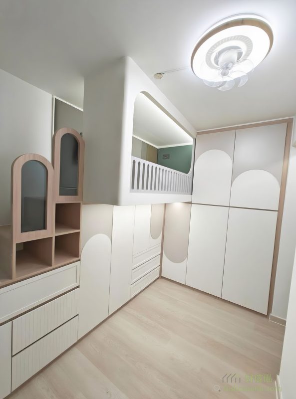 這款閣樓床特別注重細節，採用了圓弧形櫃門設計，營造柔和的視覺效果，令整體空間更具溫馨感。櫃體配色以白色及木紋為主，簡約自然，同時提升空間的明亮感。住戶對設計非常滿意，表示新傢俬令生活質素大大提升，幸福感爆棚。