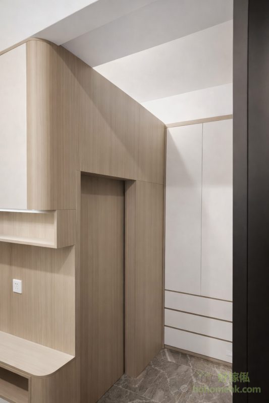 為了提升單位的空間靈活性，住戶選擇拆掉原有的玻璃間隔，改用訂造的電視櫃間房。這樣的設計不僅為睡房增加了私隱度，還讓整體空間配置更加靈活。電視櫃不僅具備收納功能，亦成為空間的視覺焦點，讓客廳和睡房之間的過渡更自然，適合追求現代化家居的住戶。