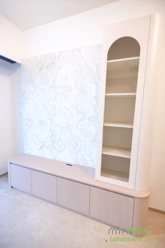 這款電視櫃由電視地櫃、玻璃飾櫃和石紋背景牆三部分組成，設計層次分明，充分提升空間感。玻璃飾櫃可用作展示精美收藏品，而石紋背景牆則增添了高級感，讓整個客廳更顯格調。這種現代簡約的組合設計，既美觀又實用，是都市家庭的理想選擇。