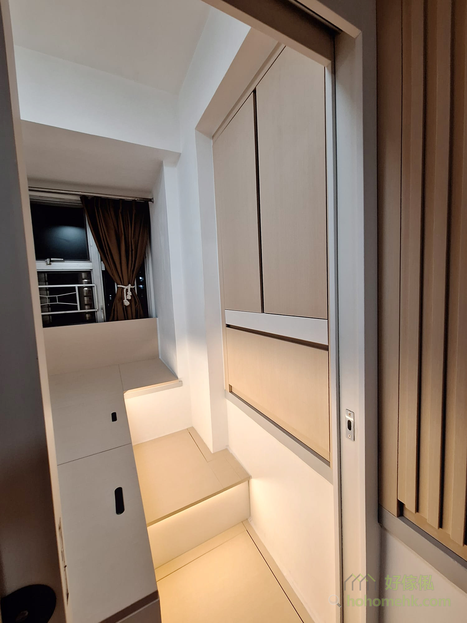 睡房的傢俬以奶油色木紋和純白色為主調，營造出舒適自然的氛圍，同時帶來一絲高級感。這種配色清新而不失溫暖，既能讓人放鬆心情，又能提升空間氣質，成為現代家居設計的理想選擇。