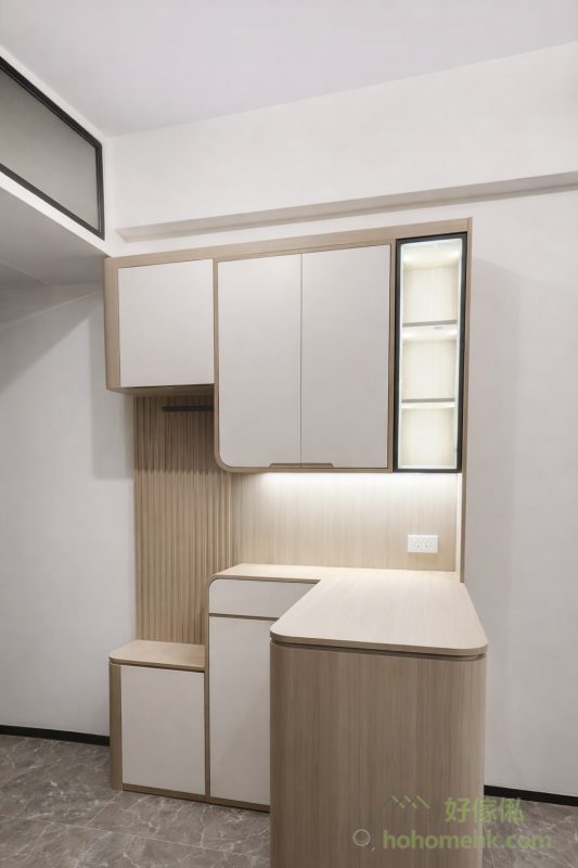 在深水埗Belgravia Place的全屋傢俬設計中，中島櫃的加入成為了空間劃分的關鍵角色。這個半高中島櫃與C字櫃無縫連接，不僅提供額外的儲物空間，還可以作為餐桌使用，滿足日常用餐需求。同時，它巧妙地分隔了門口與客廳的區域，讓整體空間更有層次感，實現了功能與美觀的雙贏。