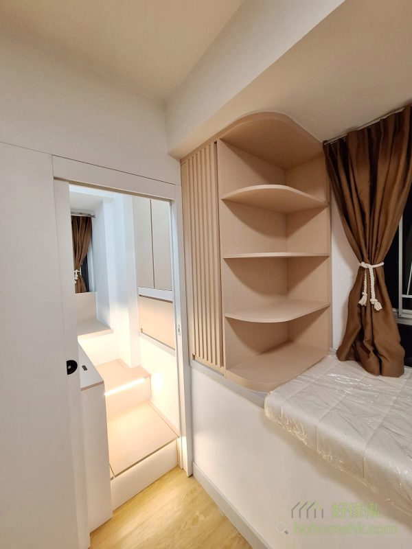 窗台位置的圓角儲物櫃，是一個修飾家中小角落的完美例子。圓角設計不僅安全，還柔化了整體線條，讓空間更顯溫馨。櫃內儲物量充足，用來放置書籍、小擺設或日常用品尤為適合，實現功能與美感的平衡。