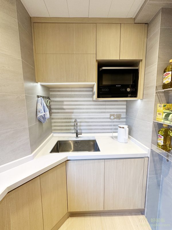 訂造廚櫃針對空間設計，特別適合不規則形狀或有限空間的廚房，可根據用戶需求加入不同功能，例如拉籃和上翻門，提升儲物效率，讓廚房空間得到最充分的利用。