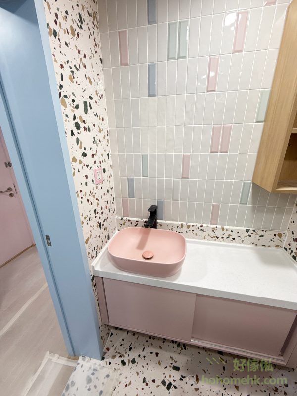 這款一字型面盆櫃不僅具備高實用性，還能完美襯托浴室的牆磚設計。無縫的白色石枱面，讓視覺效果更整潔，並突顯色彩柔和的牆磚細節，打造出一個簡約而高雅的浴室空間。