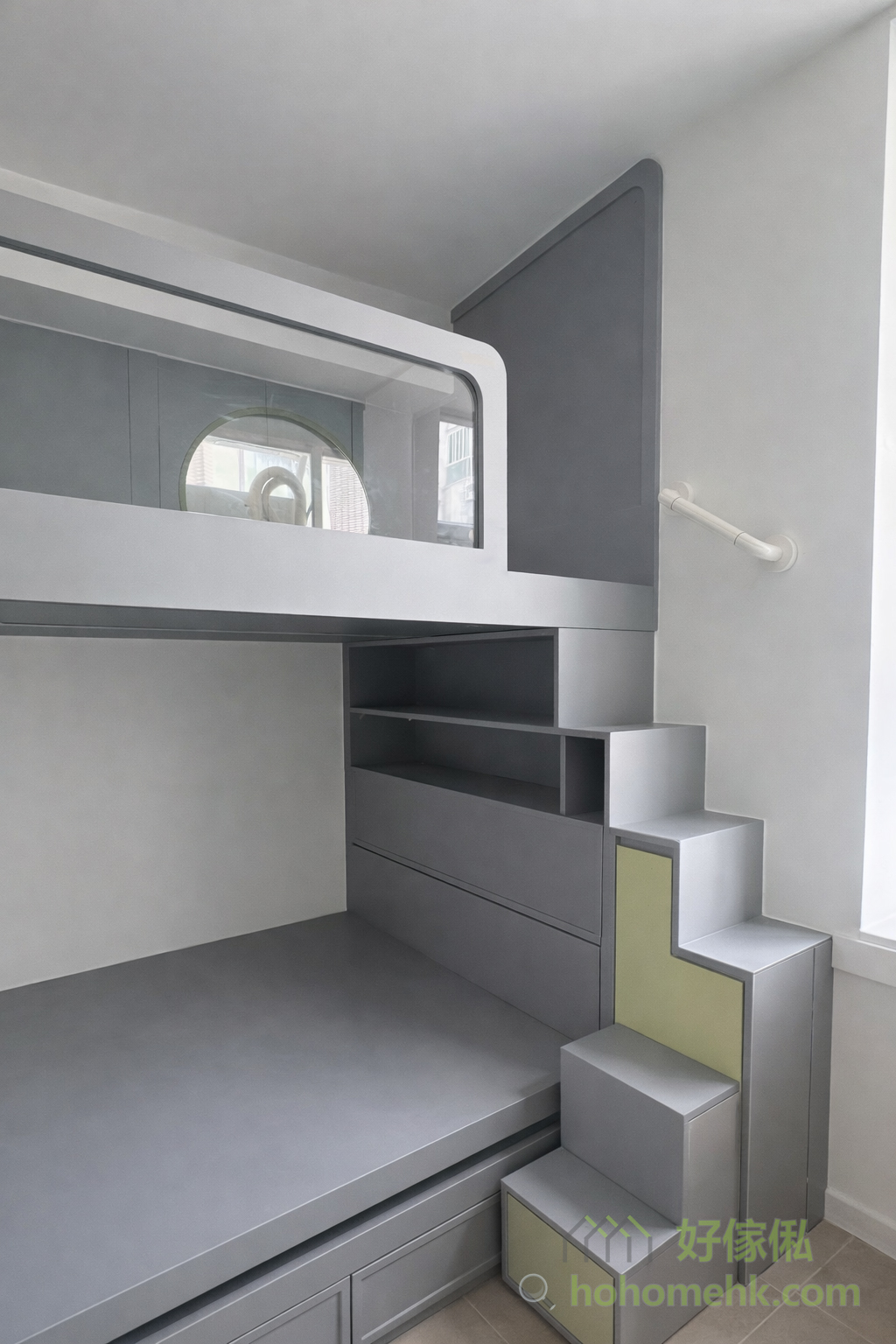 仔仔房的訂造傢俬設計，採用焗漆工藝，能調較出小朋友最喜歡的顏色，實現漸層拼色效果，讓房間更具童話氣息。而且衣櫃連書櫃還融入了 LEGO 元素，既實用又具有創意造型，滿足小朋友的遊玩及儲物需要，讓房間成為他們的夢想天地。而組合床那邊，因為考慮到會有卡通床單或公仔等等，就選用了沉穩的灰色為主，平衡全房的色彩。