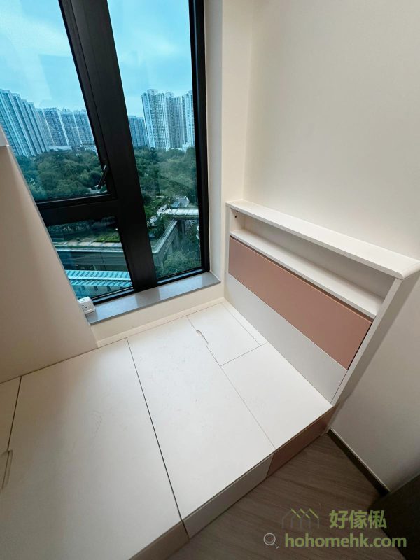 組合床的下層設計充分利用細節空間，加入了薄型床頭櫃。這個貼心的小櫃子讓住戶可輕鬆收納手機、書本或其他日常小物，方便取用。這樣的設計不只是空間利用的極致表現，更帶來居家的便利。