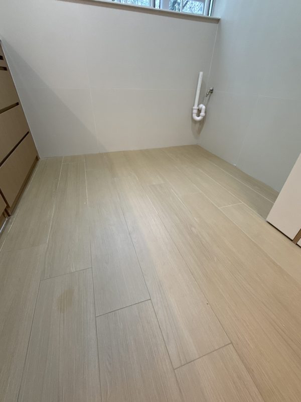 觀塘順天邨泥水工程— 客廳及房間鋪木紋磚 (亂工鋪)！木紋磚防水防潮，容易打理及清潔，使用壽命都比木地板及石塑地板長。