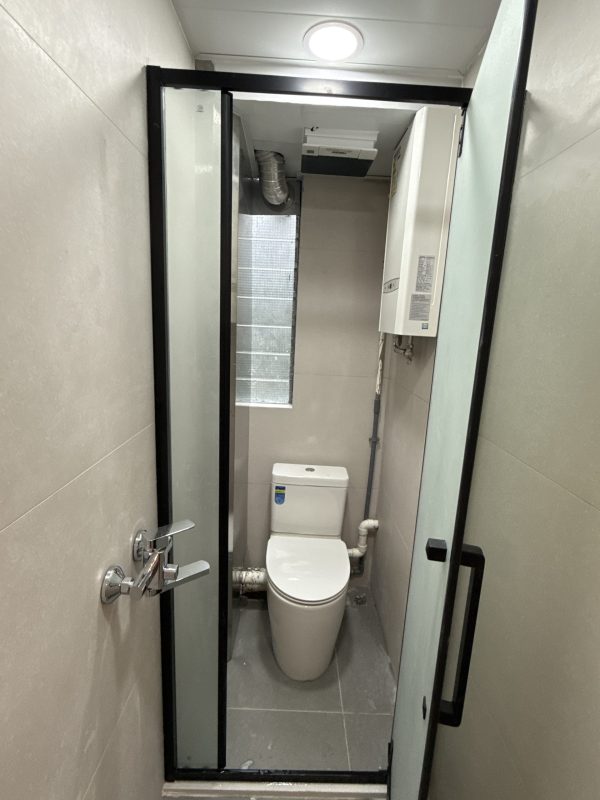 觀塘順天邨浴屏訂造服務 (不銹鋼框，啞黑，單開門，配磨砂玻璃)，包送貨及安裝，可升級清拆及棄置舊浴屏選項。單開門浴屏款式，非常慳位，公屋廁所都可以做到乾濕分離，提升生活質素。