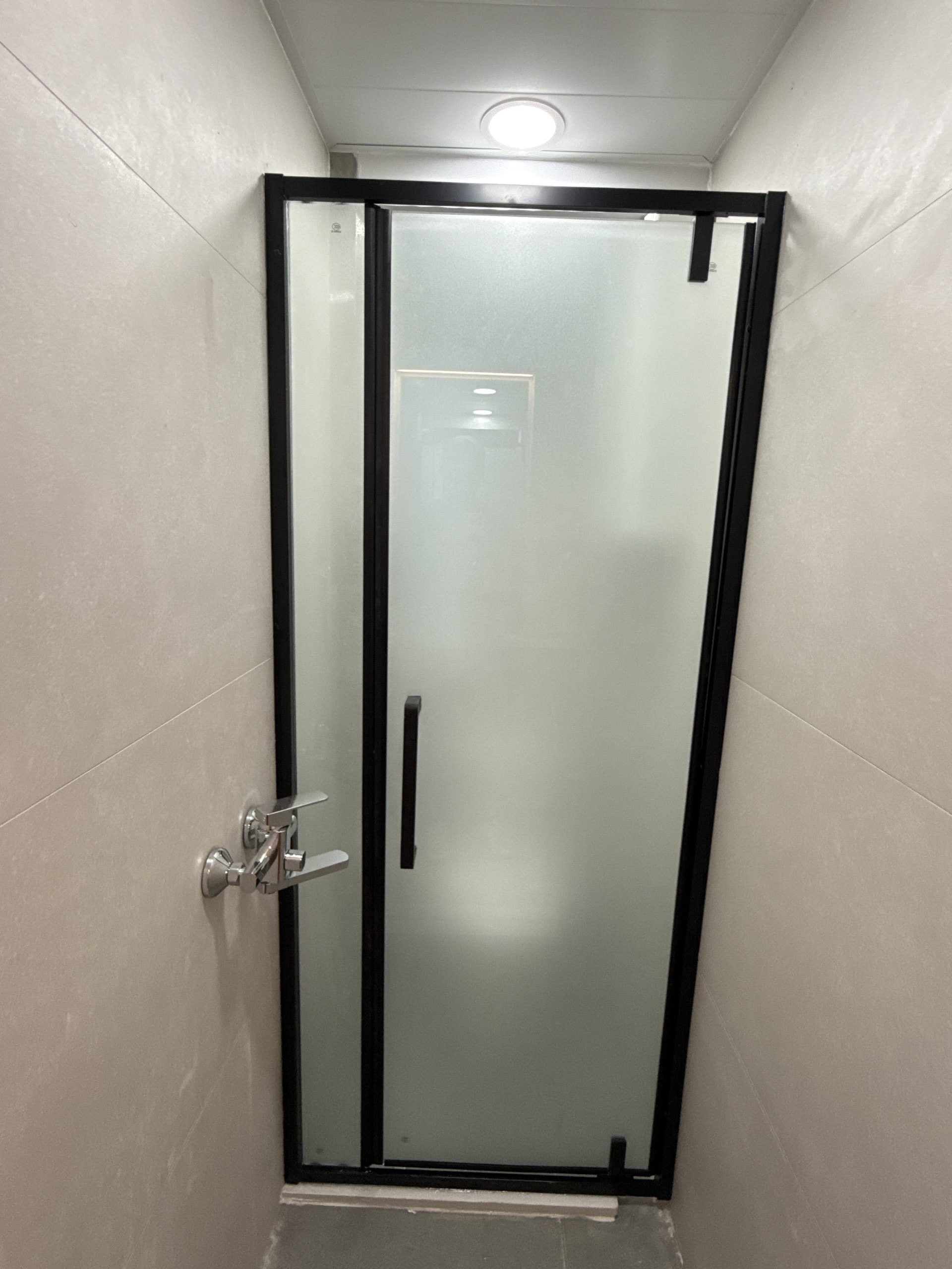 觀塘順天邨浴屏訂造服務 (不銹鋼框，啞黑，單開門，配磨砂玻璃)，包送貨及安裝，可升級清拆及棄置舊浴屏選項。單開門浴屏款式，非常慳位，公屋廁所都可以做到乾濕分離，提升生活質素。