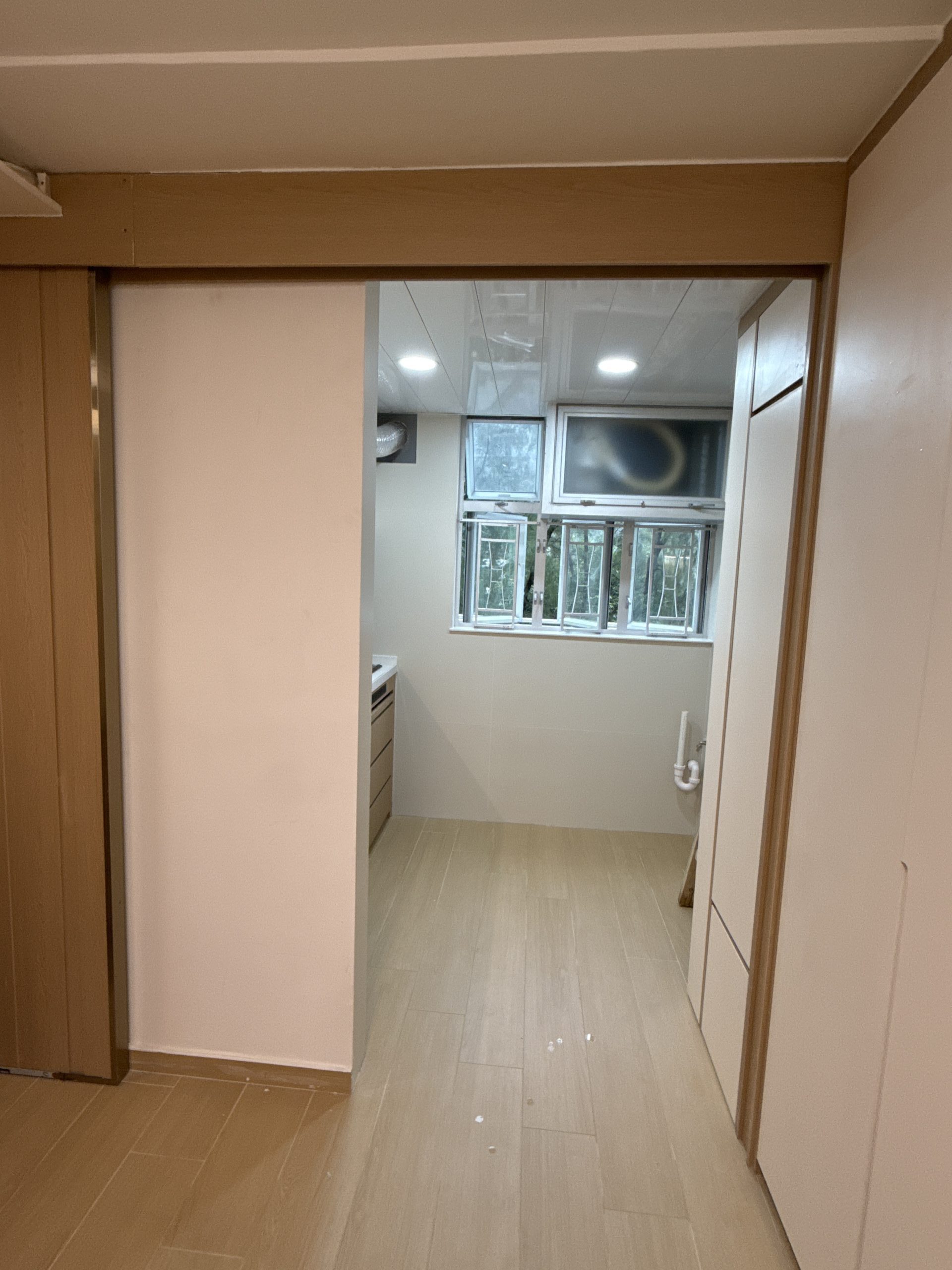 觀塘順天邨泥水工程— 客廳及房間鋪木紋磚 (亂工鋪)！木紋磚防水防潮，容易打理及清潔，使用壽命都比木地板及石塑地板長。