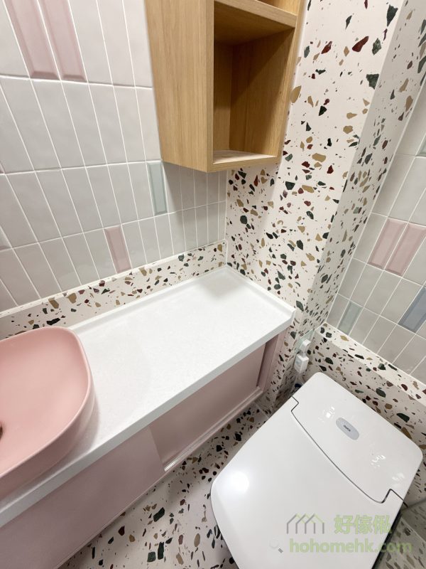 面盆櫃設計採用趟門結構，非常適合浴室面積有限的情況。無需額外預留開門空間，尤其適用於坐廁旁邊的狹窄儲物位置，既節省空間，又方便日常物品的取放，讓每一寸空間都發揮最大效用。