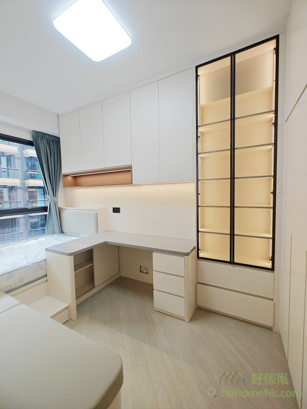 部分衣櫃融入玻璃飾櫃設計，為睡房增添一份細膩的生活感。用於展示飾品、公仔或收藏品，不僅提升了房間的個性化，還讓整體設計更有層次感。內嵌的燈光效果更為展示品增色，無論白天還是晚上，都能營造出優雅的氛圍。