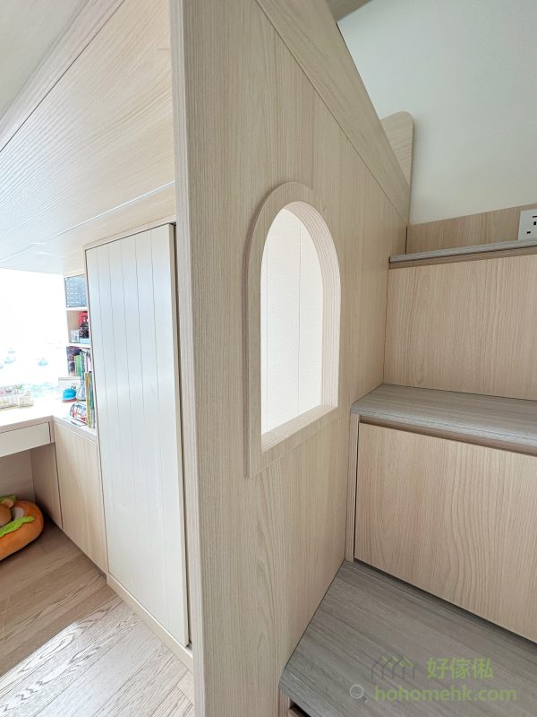 為了保障小朋友的安全，組合床的樓梯櫃邊緣和上層床的頂板都加入了圓邊設計，細緻地減少撞傷的風險。這些貼心的設計細節，不僅讓家長安心，還提升了整體使用的舒適性和耐用性。