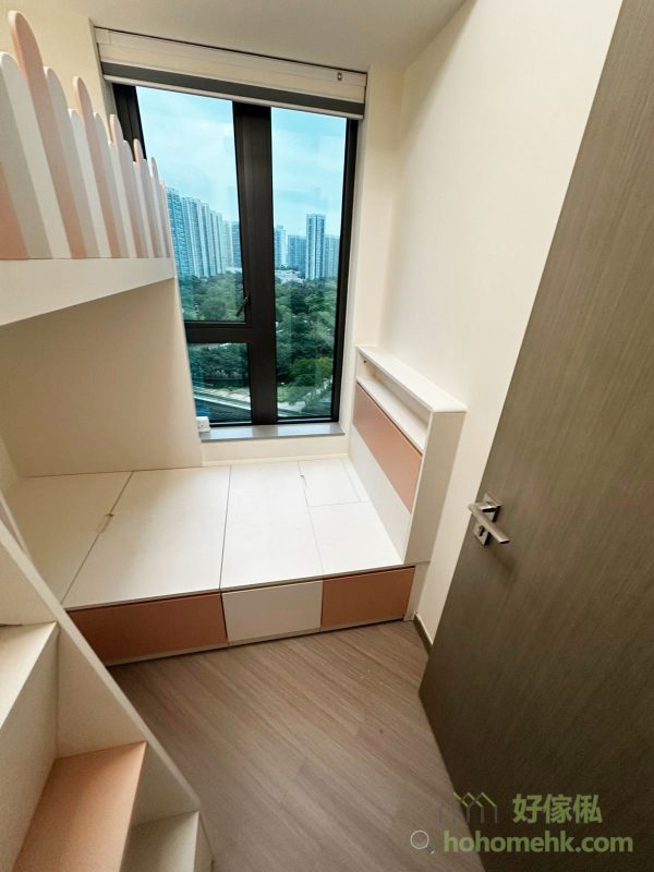 L形組合床完美結合功能與美感，下層設計特別注重通透感，無論房間採光如何，都能保持光線充沛。有別於傳統單層床，下床高度更舒適，讓高大身型的家庭成員使用時，輕鬆避免撞頭尷尬，從兒童到成年階段都適合。