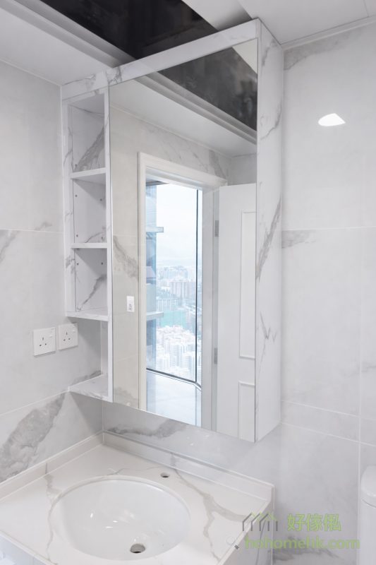 大理石紋浴室櫃同樣考慮到小空間的實用性，內置鏡櫃及開放式儲物層架，方便存放日常用品如毛巾、護理用品等。搭配淋浴區的簡約設計，不只美觀，更令整個浴室顯得井然有序。