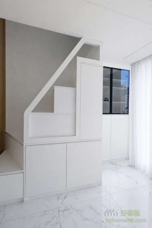 樓梯櫃作為通往閣樓床的必經之路，除咗考慮方便實用，更結合了儲物功能。每級樓梯都設有隱藏式儲物格，適合存放日常用品，例如被褥、雜物等，一物多用，充分利用每一寸空間。同時，樓梯設計還考慮安全性，闊度及高度都經過精細計算，照顧一家大小的需要。