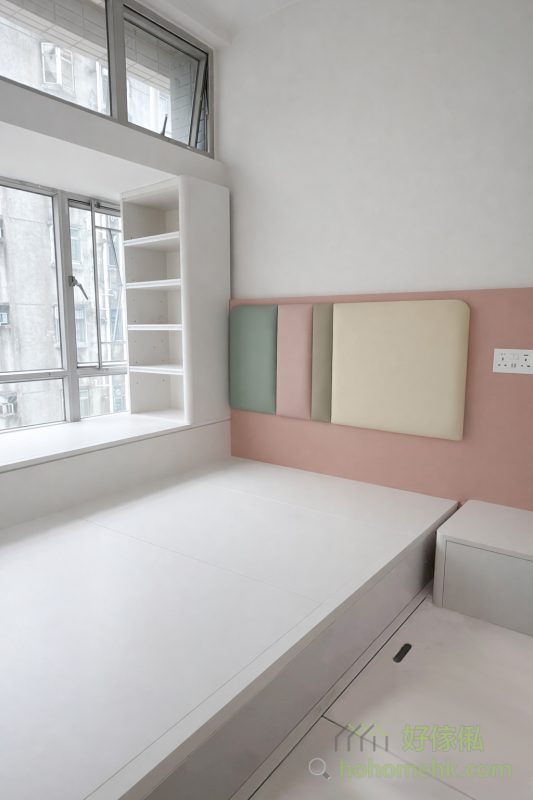 囡囡房的設計特別注重收納空間，考慮到小朋友在不同成長階段會有不斷變化的儲物需求。衣櫃、書櫃及床底和地台收納的巧妙結合，提供了多層次的儲物方案，不僅保持空間整潔，還讓房間更具舒適感。