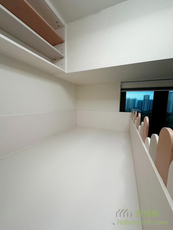 組合床的上床側邊增設了一排吊櫃，以儲物功能為中心。這些吊櫃不僅有充足的收納空間，還能當作小朋友的「秘密角落」，放置心愛的小物件或書本，為生活增添一點小樂趣。