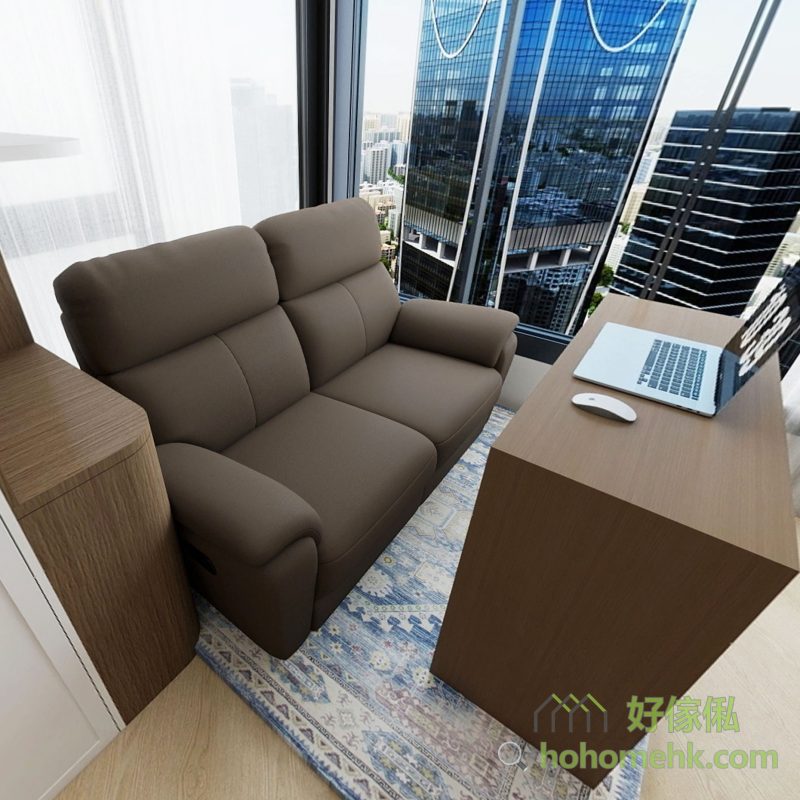 變形傢俬可保留空間的靈活性，電視櫃下方內藏一張活動式小茶几，可以隨時移動到梳化前面使用