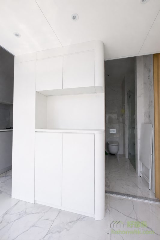 C字櫃在閣樓床下方，支撐整個結構之餘，還具有實用功能及設計美感。櫃內置燈光和插座位，讓用戶在展示飾品的同時，可以用作日常電器使用空間，功能與美學並重。同時，C字櫃的流線設計更大大提升空間的整體感。