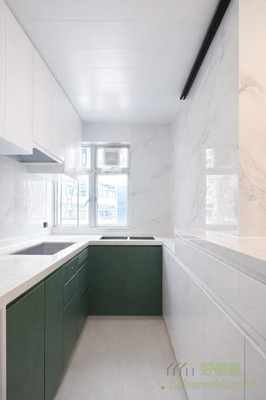 廚房採用半開放式設計，以吧枱作為廚房與客廳的分隔。吧枱由廚櫃延伸而成，不僅增加了工作枱面的面積，還提升了空間的互動性。無論是煮大餐還是招呼朋友，這樣的設計都讓生活更加方便、愜意。