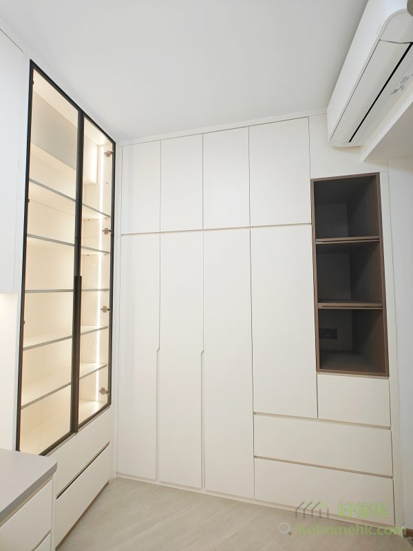 部分衣櫃融入玻璃飾櫃設計，為睡房增添一份細膩的生活感。用於展示飾品、公仔或收藏品，不僅提升了房間的個性化，還讓整體設計更有層次感。內嵌的燈光效果更為展示品增色，無論白天還是晚上，都能營造出優雅的氛圍。