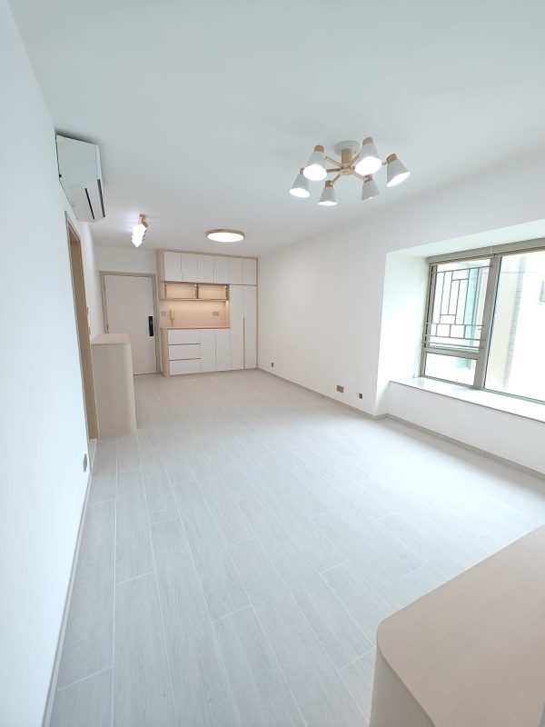 深井碧堤半島泥水工程— 全屋鋪木紋磚 (亂工鋪)！木紋磚防水防潮，容易打理及清潔，使用壽命都比木地板及石塑地板長。