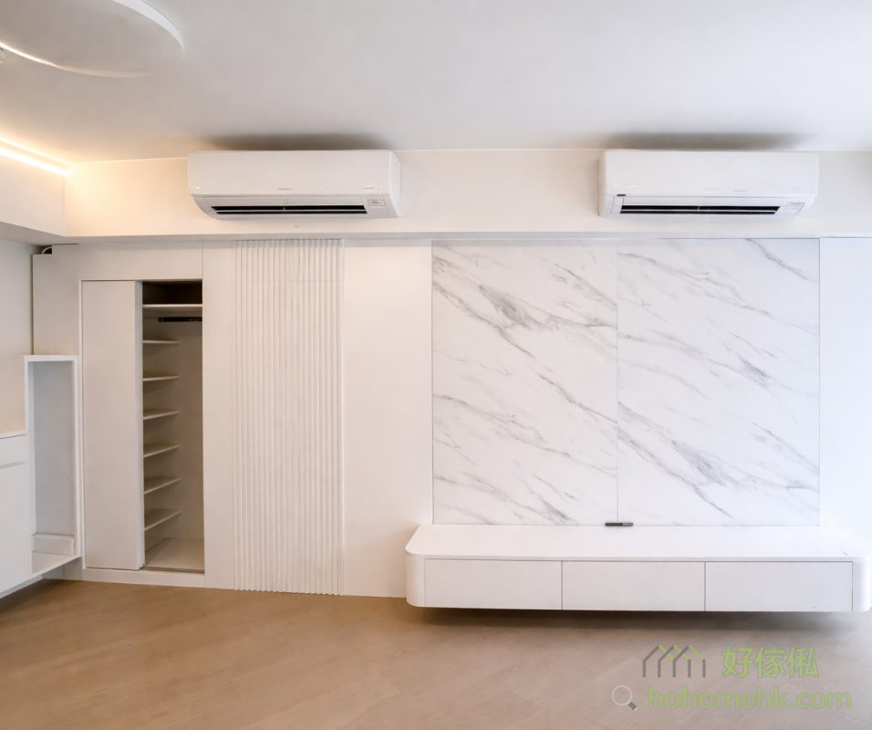 電視地櫃採用線條簡潔的設計，充分展現現代居家風格。以大理石紋板材配合流暢造型，不但實用，還能加強客廳的整體感。地櫃可用來收納日常用品，維持客廳的清爽整潔。