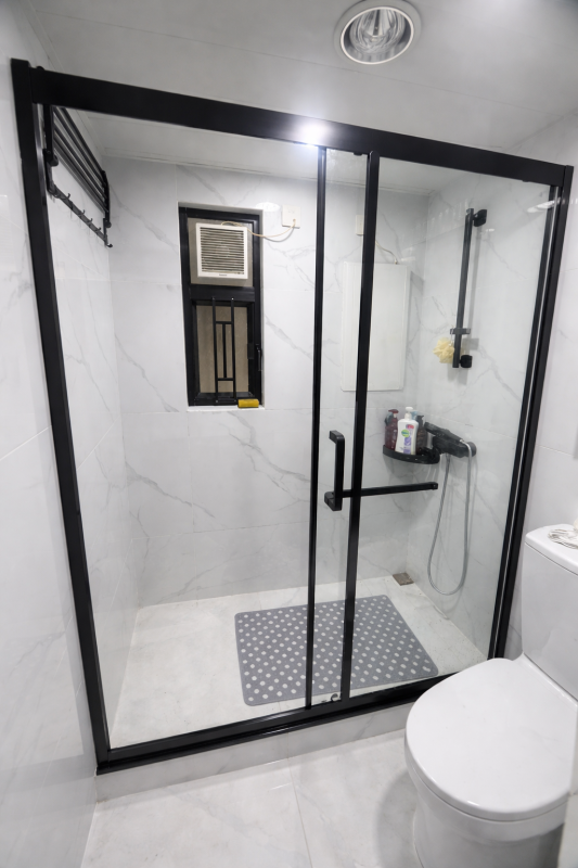 深井海韻花園浴屏訂造服務 (不銹鋼框，拉絲黑，一字形，單趟門+梗，配清玻璃)，包送貨及安裝，可升級清拆及棄置舊浴屏選項。