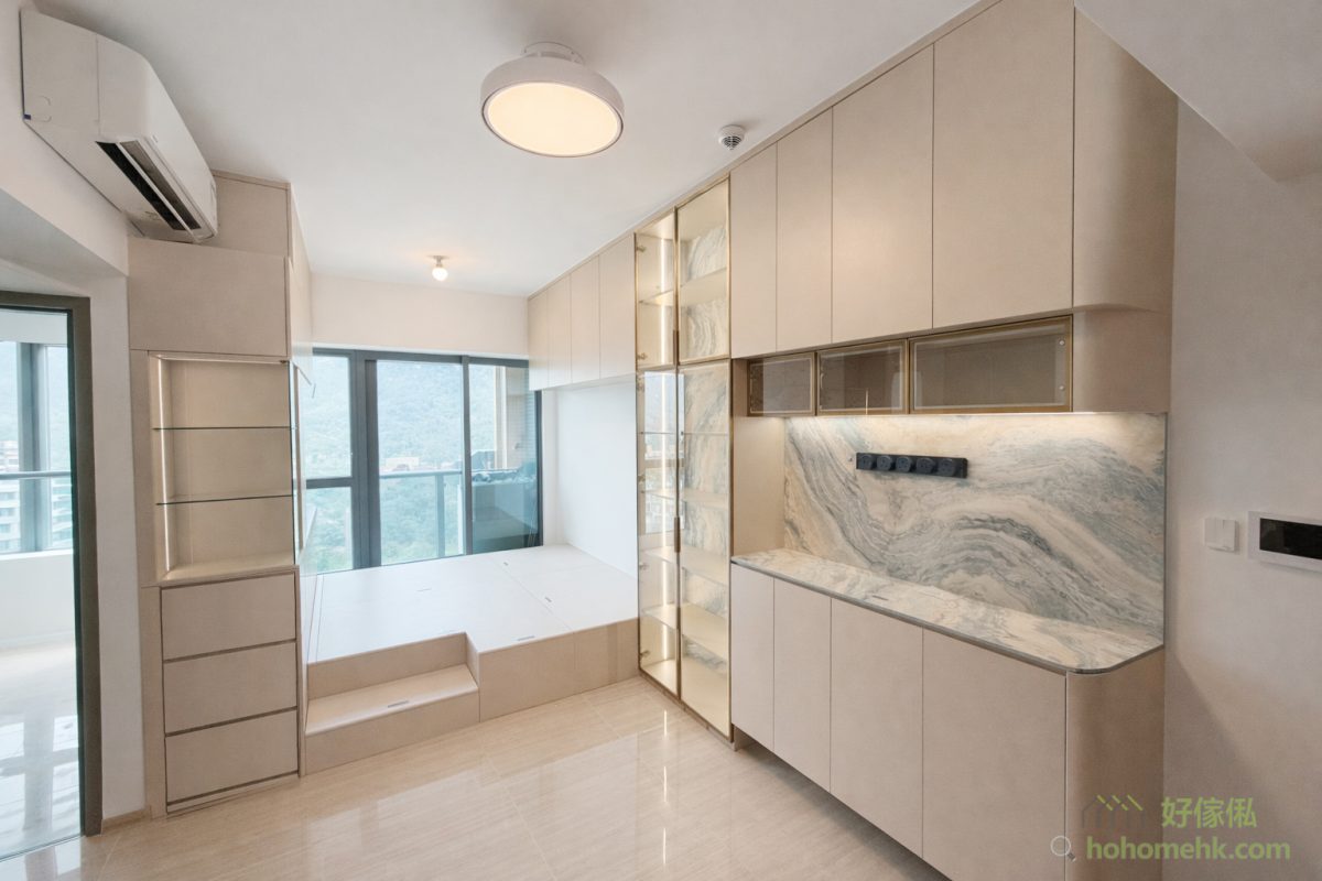 玻璃飾櫃是高樓底室內設計的一個亮點。不僅可以展示收藏品，增添家居個性化，還能自然融入高櫃中，提供更高的通透效果，適合喜歡寬敞開揚空間感的住戶。同時，燈光裝飾與飾櫃融為一體，帶來溫暖的居家氛圍。