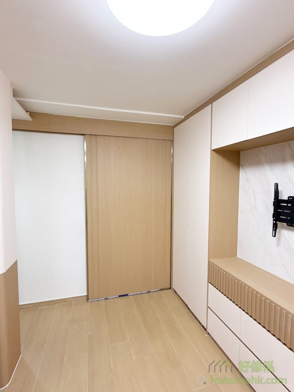 日系風格電視櫃不僅在視覺觀感上簡約而和諧，更在功能設計上滿足了收納、展示與電視使用的多重需求。特別適合香港窄小空間的房屋，利用高效設計解決有限空間下的多個痛點，同時體現高品味的簡約家居風格。