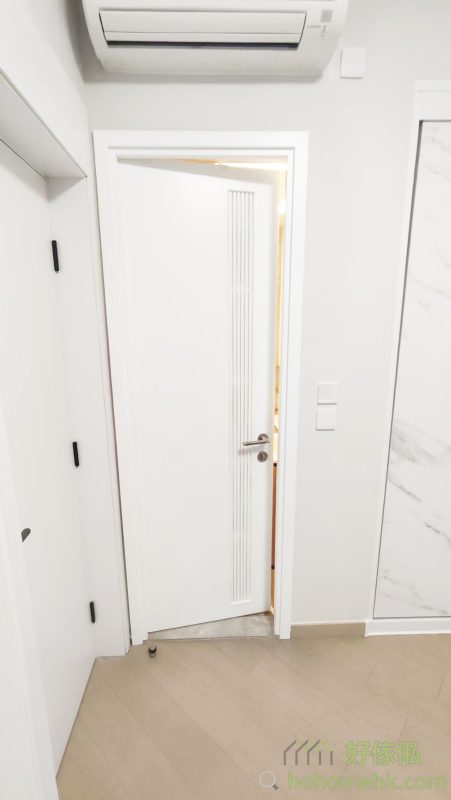 以背景牆完美融入隱形門，除了提升空間一體性外，還隱藏了房門及儲物櫃，令視線更加純粹。此設計大大提升空間利用率，尤其適合香港的中小型住宅，讓每一吋空間顯得井井有條。