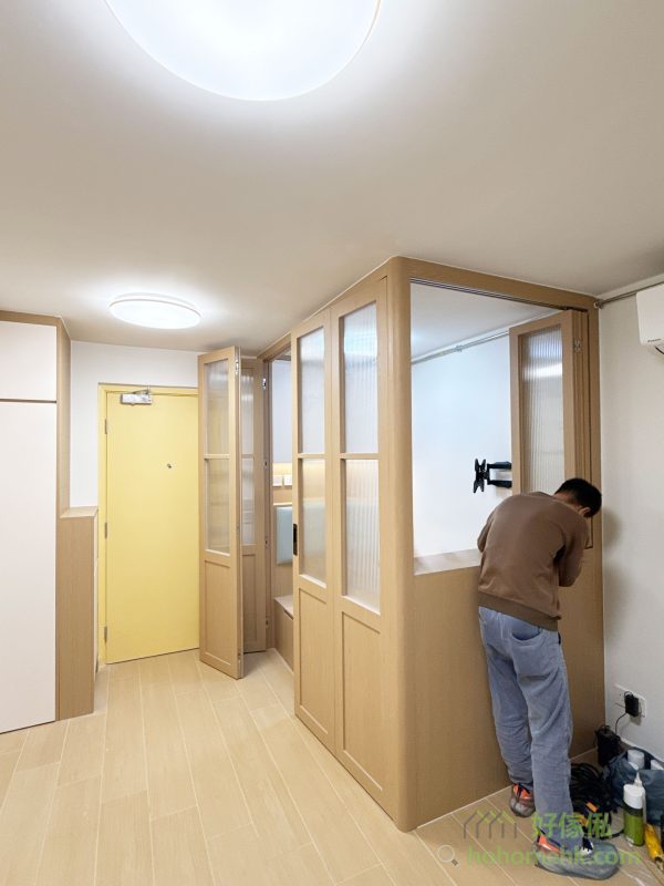 趟摺門對於客廳間房來說，是一款非常實用的設計元素，特別適合香港的小型單位。在間房與客廳之間加入趟摺門，不僅可以在日間完全打開，令客廳視覺上更為通透；而在需要私密空間時，又能輕鬆關合。這樣的布局，不僅提升空間的可塑性，亦讓日後更換房內傢俬變得更加方便，減少清拆和搬運的麻煩。