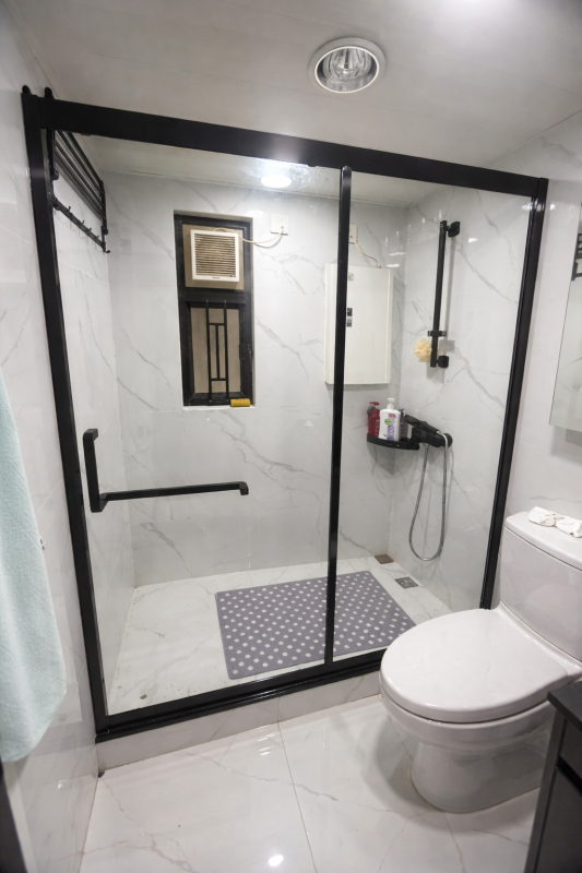 深井海韻花園浴屏訂造服務 (不銹鋼框，拉絲黑，一字形，單趟門+梗，配清玻璃)，包送貨及安裝，可升級清拆及棄置舊浴屏選項。